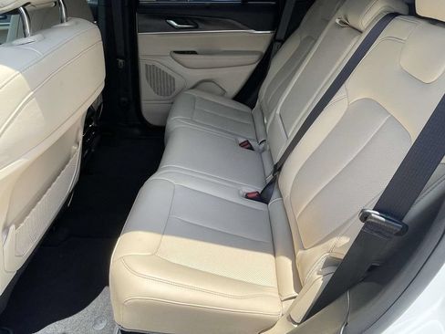 Used 2025 Jeep Grand Cherokee Limited w/ Luxury Tech Group II RWD image 11