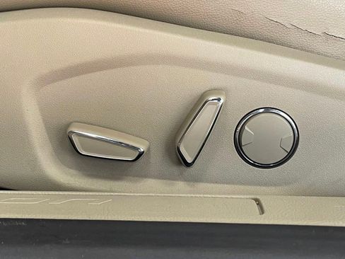 Used 2017 Ford Fusion SE w/ Fusion SE Technology Package image 12