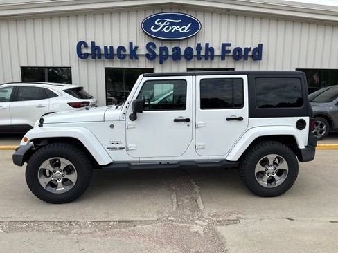 Used 2018 Jeep Wrangler Unlimited Sahara w/ Connectivity Group AWD/4WD image 6
