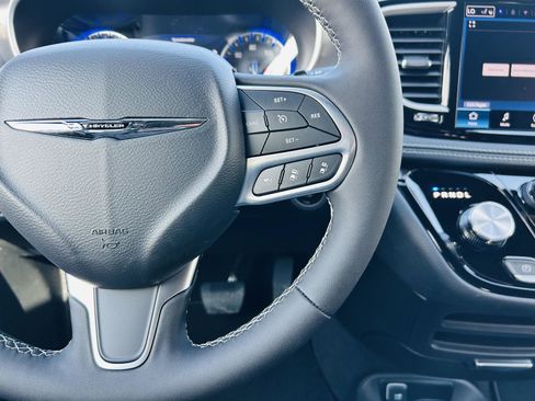 New 2026 Chrysler Pacifica Select FWD image 18