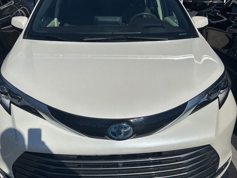Used 2021 Toyota Sienna Platinum image 2