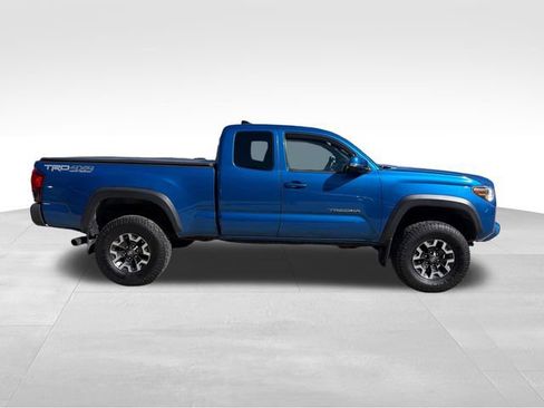 Used 2018 Toyota Tacoma TRD Off-Road image 2