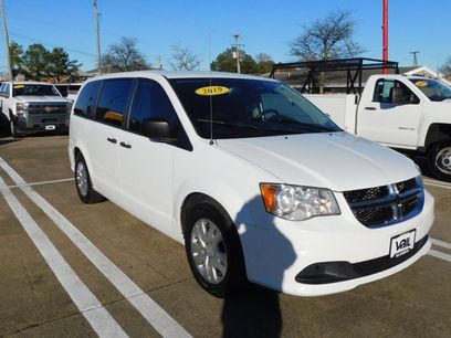 Used 2019 Dodge Grand Caravan SE w/ UConnect Hands-Free Group
