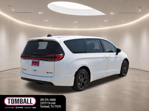 Used 2024 Chrysler Pacifica Limited FWD image 7
