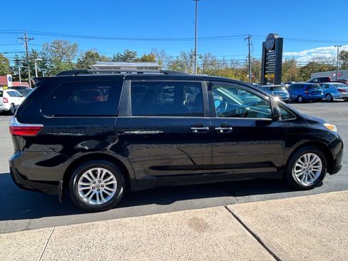 Used 2017 Toyota Sienna XLE image 5