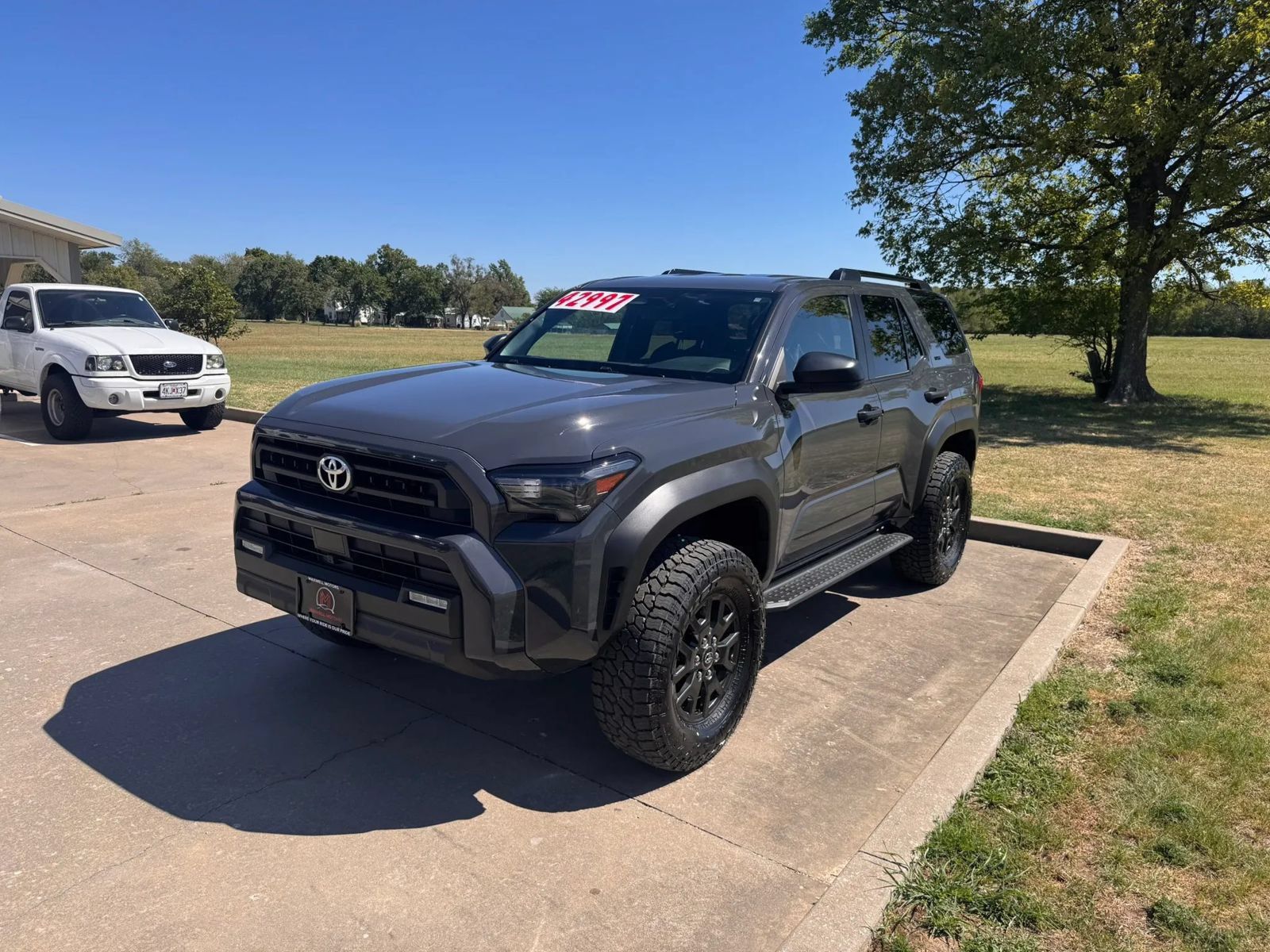 Used 2025 Toyota 4Runner SR5 AWD/4WD image 2