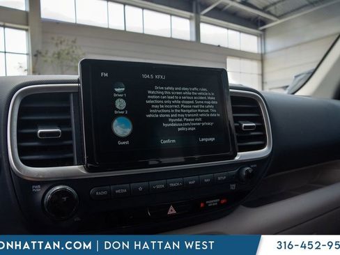 Used 2022 Hyundai Venue Limited FWD image 8