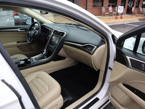 Used 2014 Ford Fusion SE w/ Equipment Group 202A FWD image 15