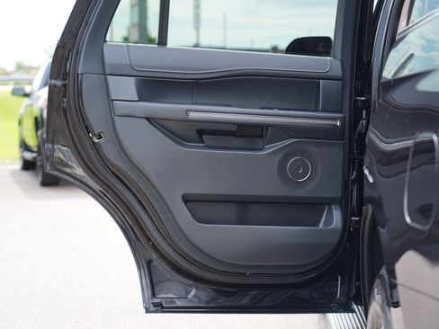 Used 2022 Ford Expedition XLT AWD/4WD image 18