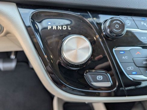 Used 2024 Chrysler Pacifica Touring-L FWD image 19