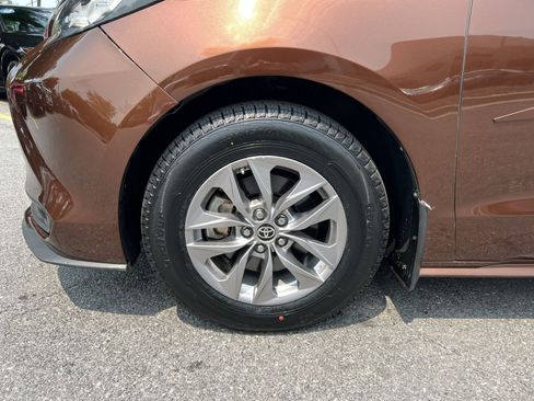 Used 2023 Toyota Sienna LE AWD/4WD image 12