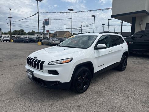 Used 2018 Jeep Cherokee Latitude w/ Altitude Package FWD image 2