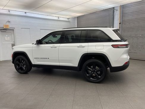 New 2025 Jeep Grand Cherokee Altitude image 5