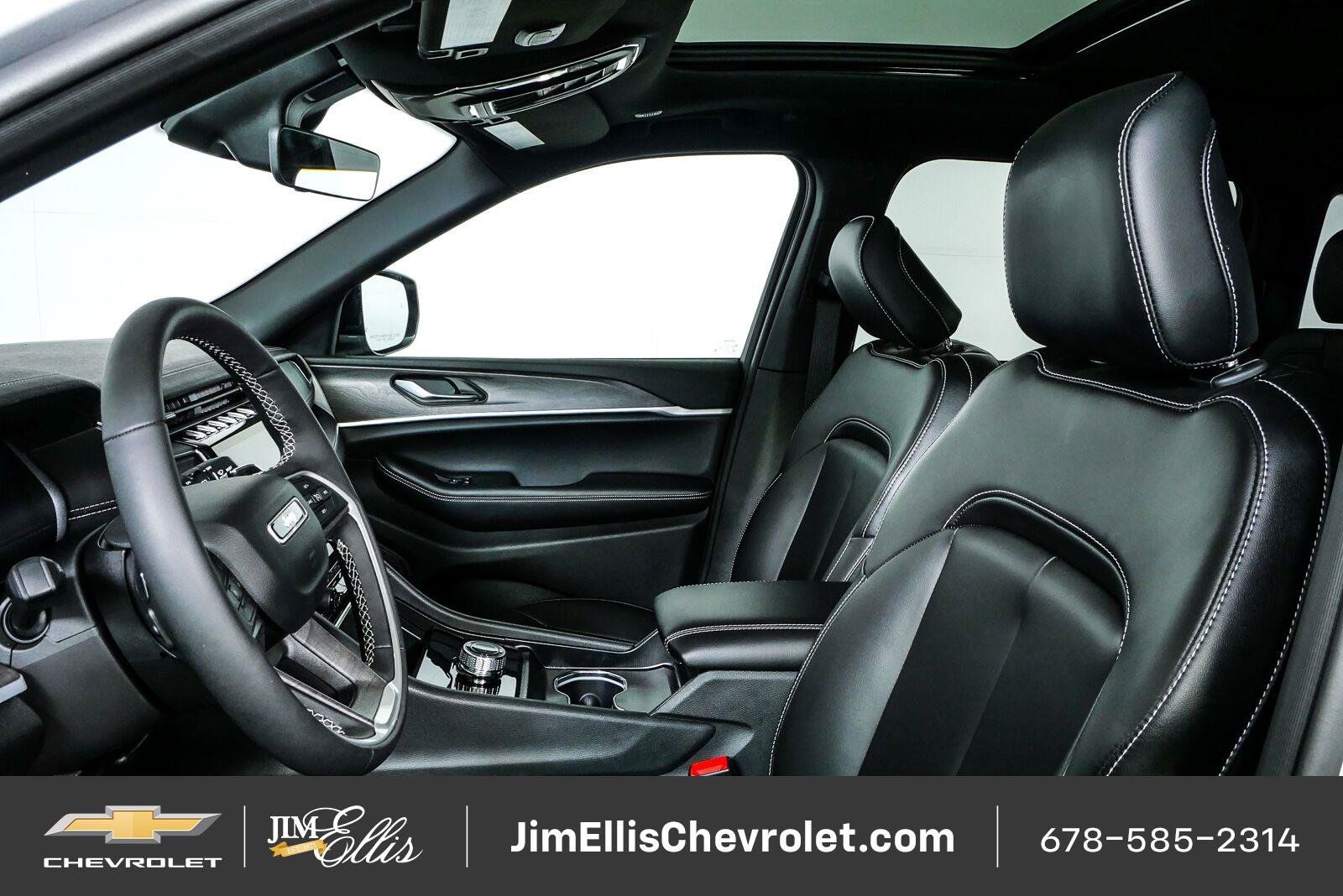 Used 2025 Jeep Grand Cherokee Limited w/ Black Appearance Package RWD image 5