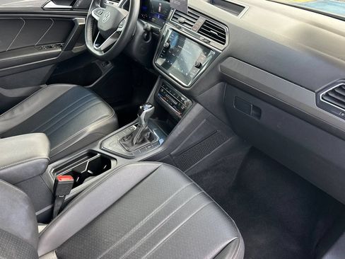 Certified 2024 Volkswagen Tiguan SE FWD image 17