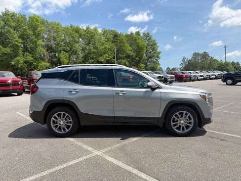 Used 2024 GMC Terrain SLT image 3