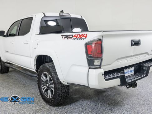 Used 2019 Toyota Tacoma TRD Sport AWD/4WD image 5