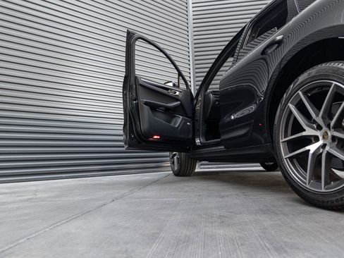 Certified 2025 Porsche Macan AWD/4WD image 13