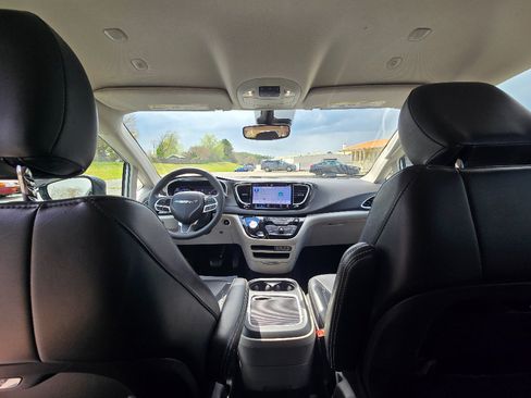 Used 2024 Chrysler Pacifica Touring-L FWD image 17