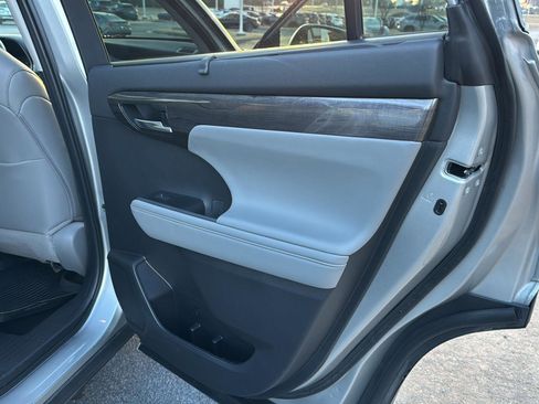 Used 2024 Toyota Highlander Platinum image 13