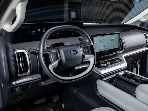 Used 2025 Ford Expedition Max Platinum w/ Platinum Ultimate Package image 17