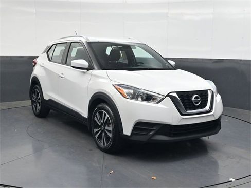 Used 2019 Nissan Kicks SV image 2