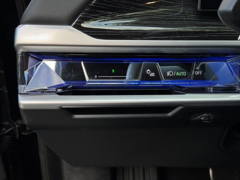 Used 2025 BMW 740i w/ Premium Package RWD image 19