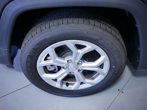 Used 2024 Jeep Compass Latitude image 19