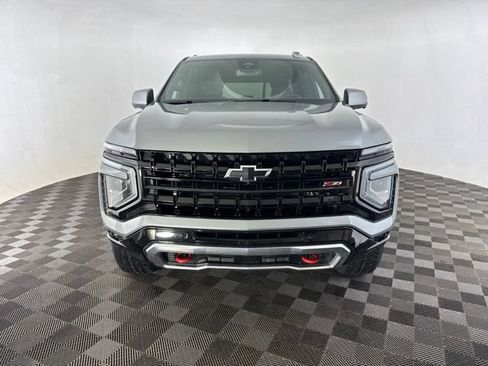 Used 2025 Chevrolet Suburban Z71 AWD/4WD image 2
