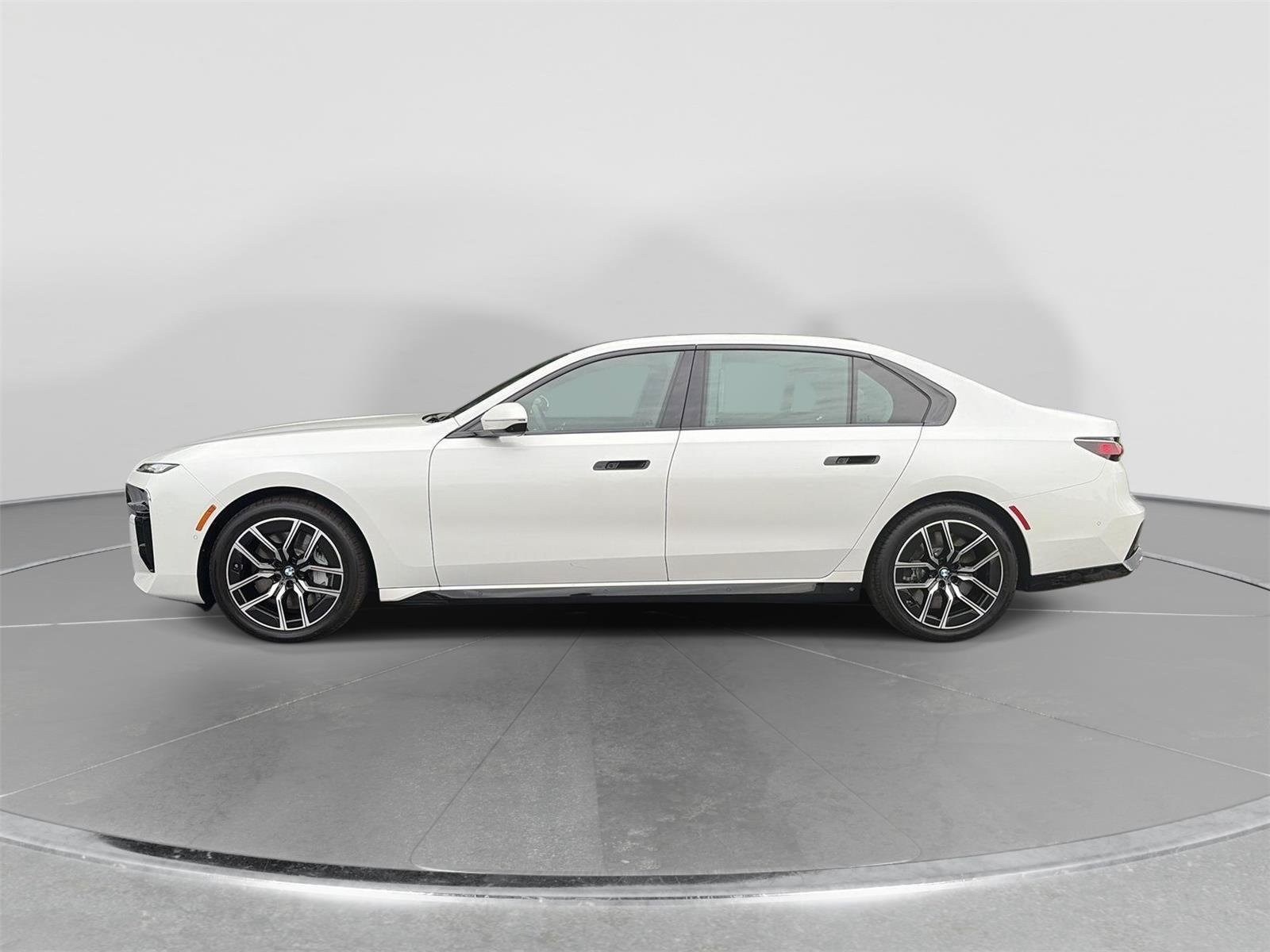 Used 2024 BMW 760i xDrive w/ Executive Package AWD/4WD image 2