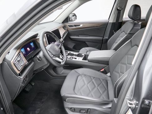 Used 2025 Volkswagen Atlas SE image 18