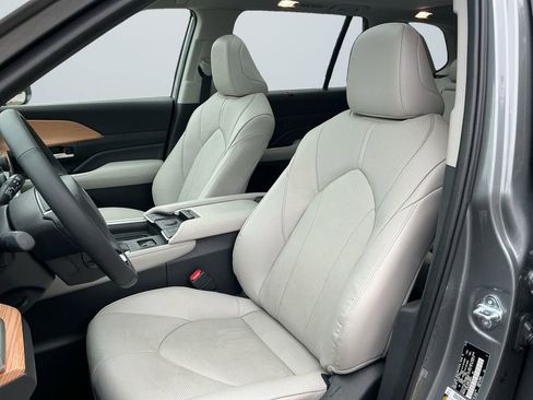 Used 2025 Toyota Grand Highlander AWD Hybrid image 10