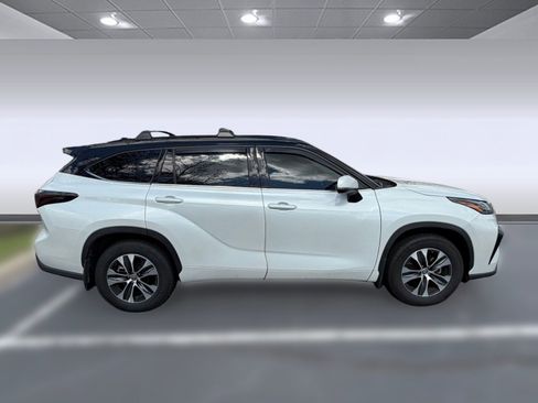 Used 2022 Toyota Highlander XLE image 6