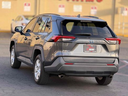 Used 2021 Toyota RAV4 LE AWD/4WD image 11