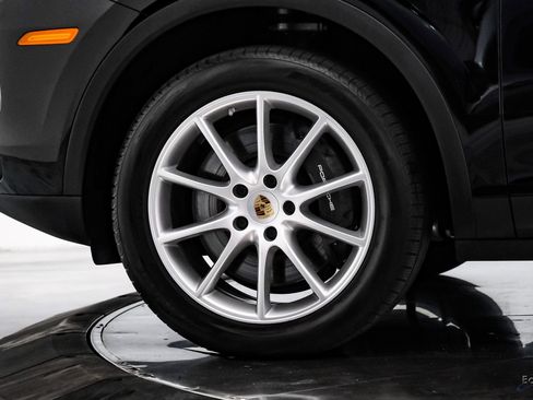 Used 2022 Porsche Cayenne w/ Premium Package image 62