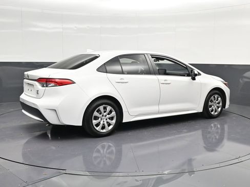 Used 2022 Toyota Corolla LE image 3