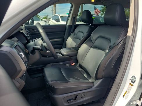 Used 2025 Nissan Pathfinder SL FWD image 16