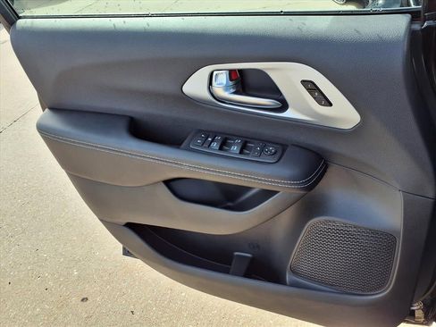 New 2026 Chrysler Pacifica Limited image 16