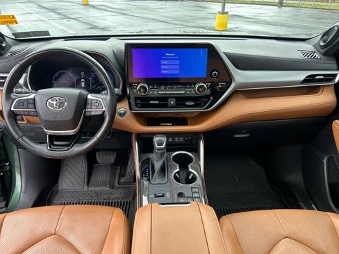 Used 2023 Toyota Highlander Platinum image 12