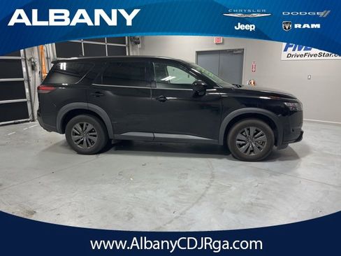 Used 2023 Nissan Pathfinder S image 1