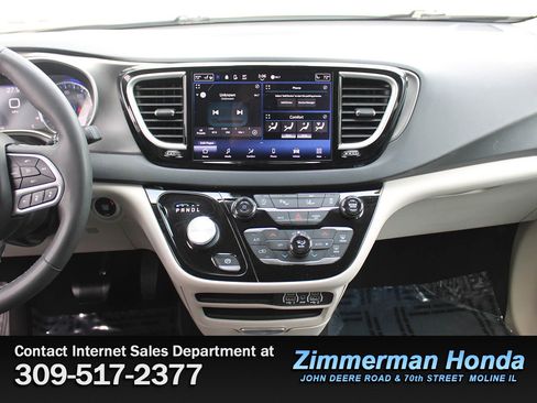 Used 2023 Chrysler Pacifica Touring-L FWD image 18