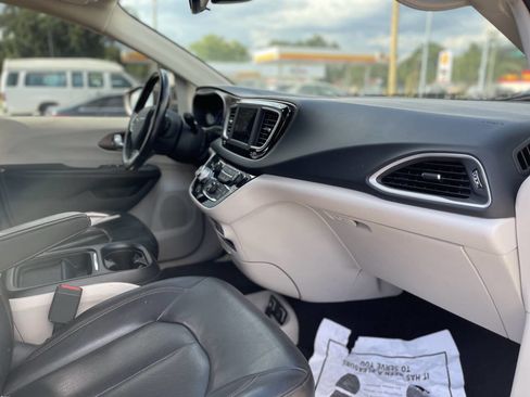 Used 2018 Chrysler Pacifica Touring-L image 13