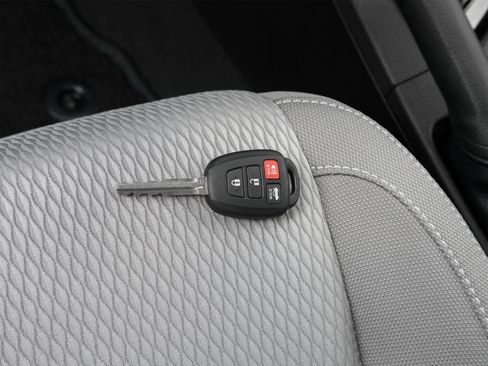 Used 2016 Toyota Corolla LE FWD image 38