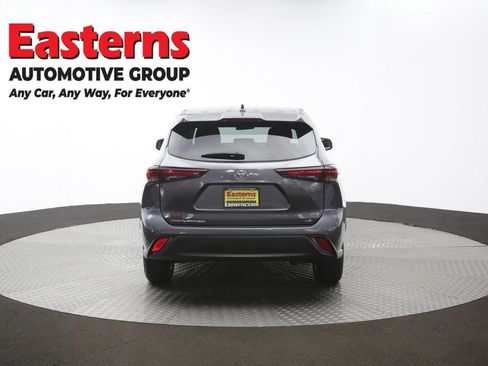 Used 2024 Toyota Highlander LE FWD image 37