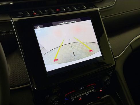 Used 2023 Jeep Grand Cherokee Laredo image 17