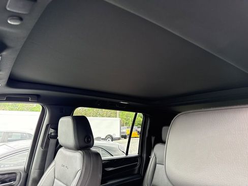 Used 2021 GMC Yukon XL Denali w/ Denali Premium Package image 4