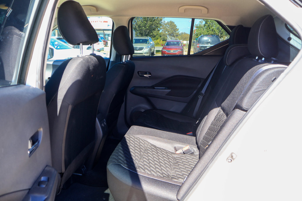 Used 2022 Nissan Kicks SV FWD image 9