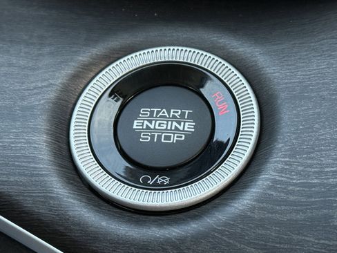 Used 2023 Jeep Grand Cherokee Limited image 28