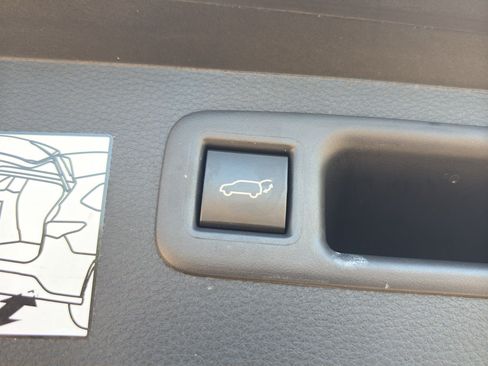Used 2024 Toyota Highlander XSE FWD image 4