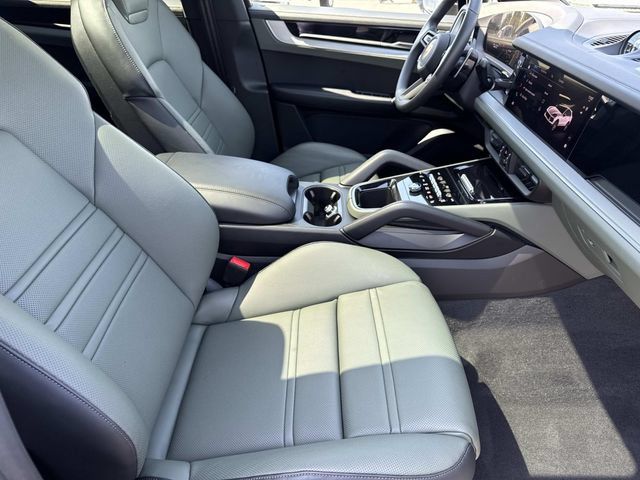 Used 2025 Porsche Cayenne Coupe AWD/4WD image 35